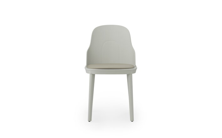 Jedálenská stolička v teplej sivej farbe s farebne zladeným čalúnením z kože