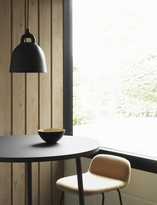 Extra malé závesné svietidlo v tvare čierneho zvonu nad jedálenským stolom