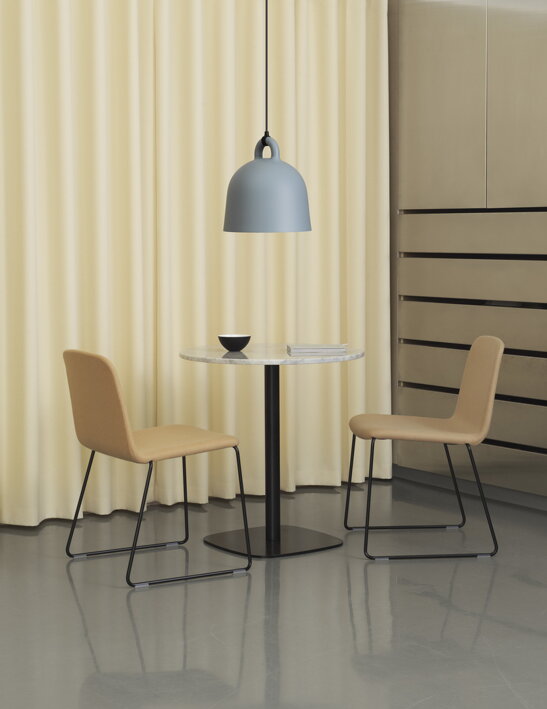 Stredná sivá závesná lampa v tvare zvonu stolom pre dvoch