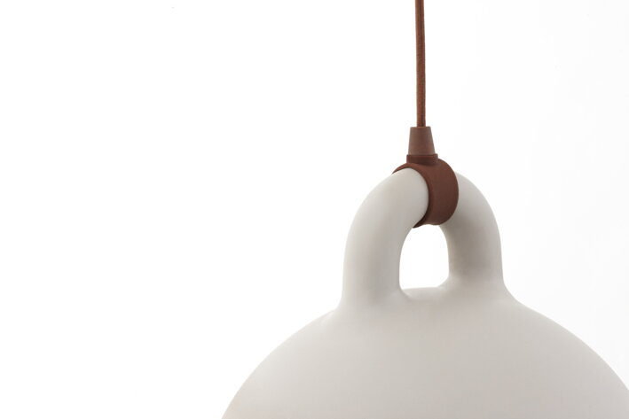 Detail spojenia tienidla a káblu na malej pieskovej závesnej lampe