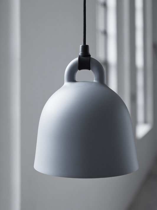 Extra malá sivá závesná lampa v tvare zvonu
