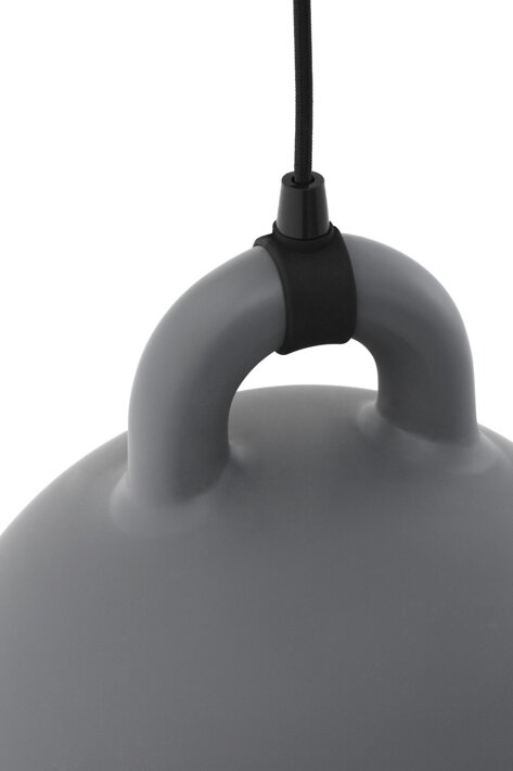 Detail spojenia tienidla a káblu na malej sivej závesnej lampe