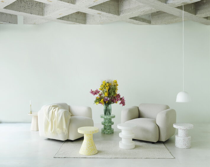 Hravý žltý stolík alebo stolička v dizajnovej minimalistickej obývačke