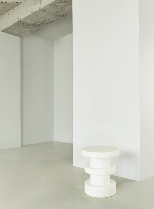 Biela stolička na sedenie alebo príručný stolík do interiéru aj exteriéru