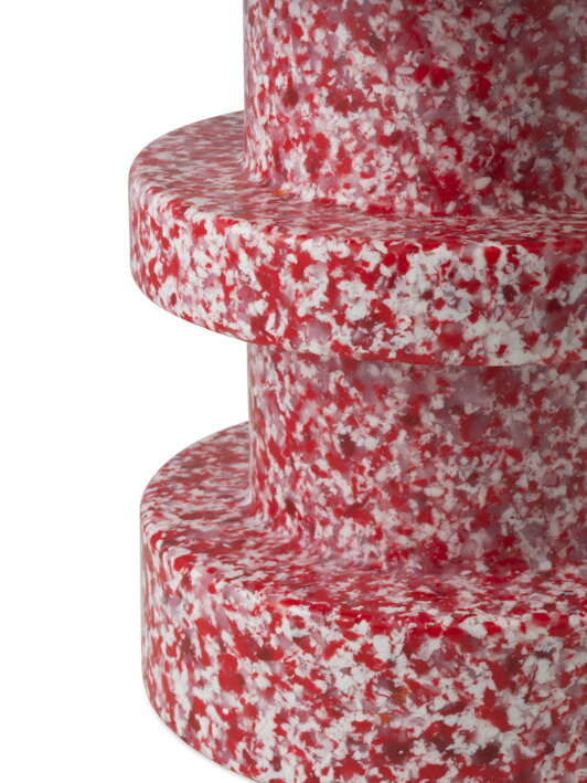 Červený viacúčelový stolík z ľahkého a odolného materiálu