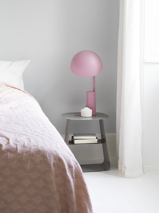 Dizajnová ružová stolová lampa na nočnom stolíku v spálni