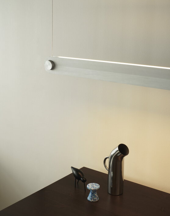 Luxusná lineárna závesná lampa z hliníka
