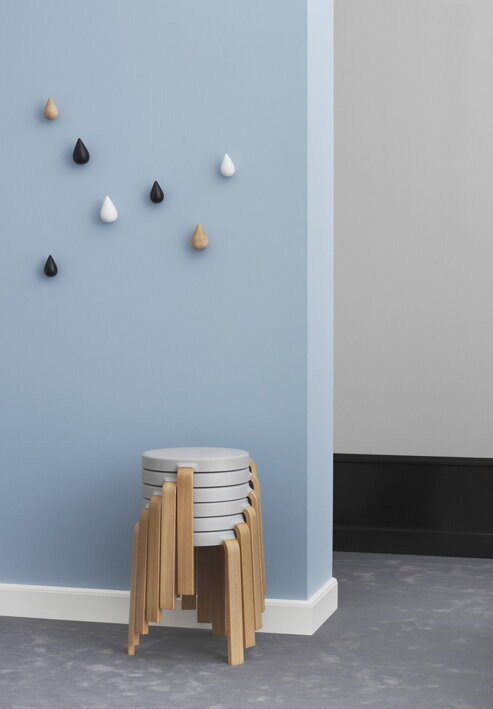 Farebné vešiaky na oblečenie Dropit "kvapka" na modrej stene v predsieni