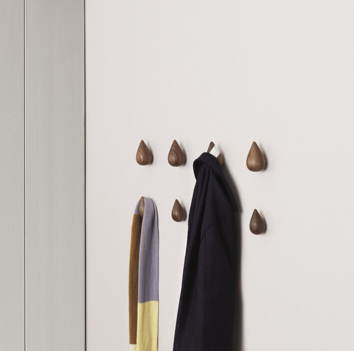 Háčiky z orechového dreva Dropit "kvapka" so zaveseným oblečením v spálni