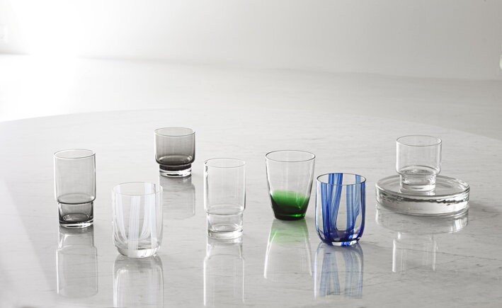 Malý číry pohár s minimalistickým dizajnom