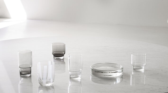 Malý číry pohár na vodu alebo alkohol na kuchynskej linke