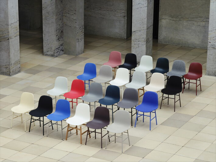 Verejný priestor vyplnený farebnými stoličkami