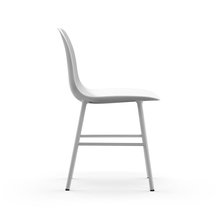 Pohľad zboku na bielu jedálenskú stoličku s oceľovými nohami