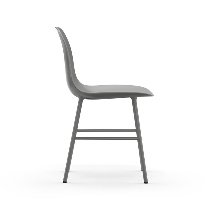 Pohľad zboku na sivú jedálenskú stoličku s oceľovými nohami