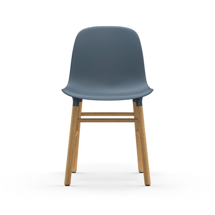 Pohľad spredu na modrú jedálenskú stoličku s dubovými nohami