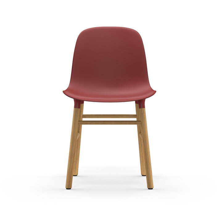 Pohľad spredu na červenú jedálenskú stoličku s dubovými nohami