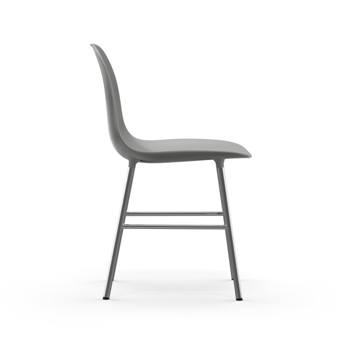Pohľad zboku na sivú jedálenskú stoličku s chrómovými nohami