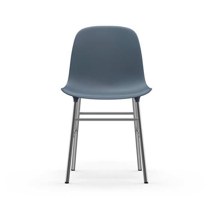 Pohľad spredu na modrú jedálenskú stoličku s chrómovými nohami