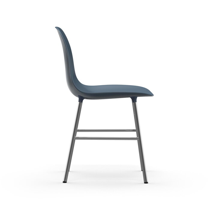 Pohľad zboku na modrú jedálenskú stoličku s chrómovými nohami