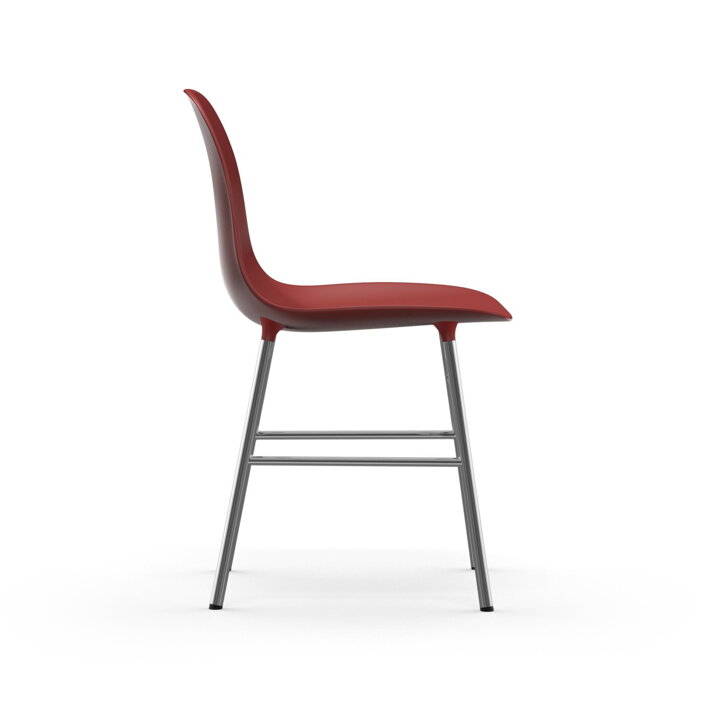 Pohľad zboku na červenú jedálenskú stoličku s chrómovými nohami