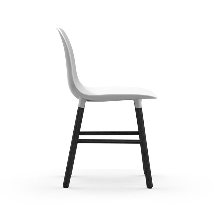 Pohľad zboku na bielu jedálenskú stoličku s čiernymi dubovými nohami