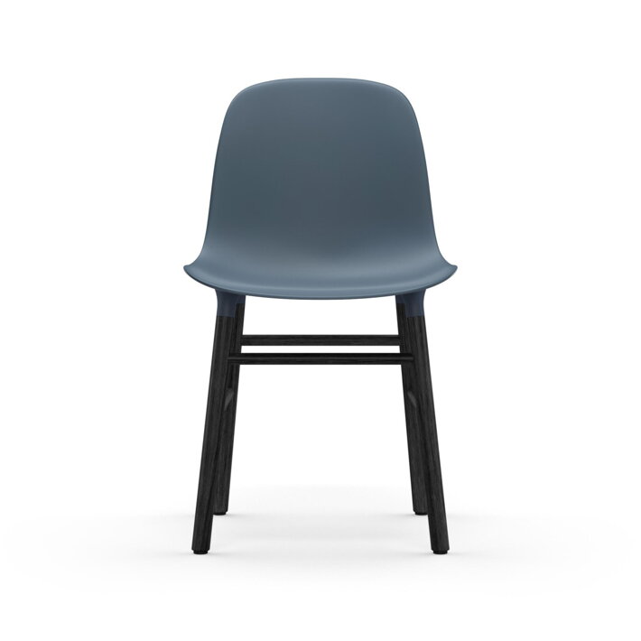 Pohľad spredu na modrú jedálenskú stoličku s čiernymi dubovými nohami