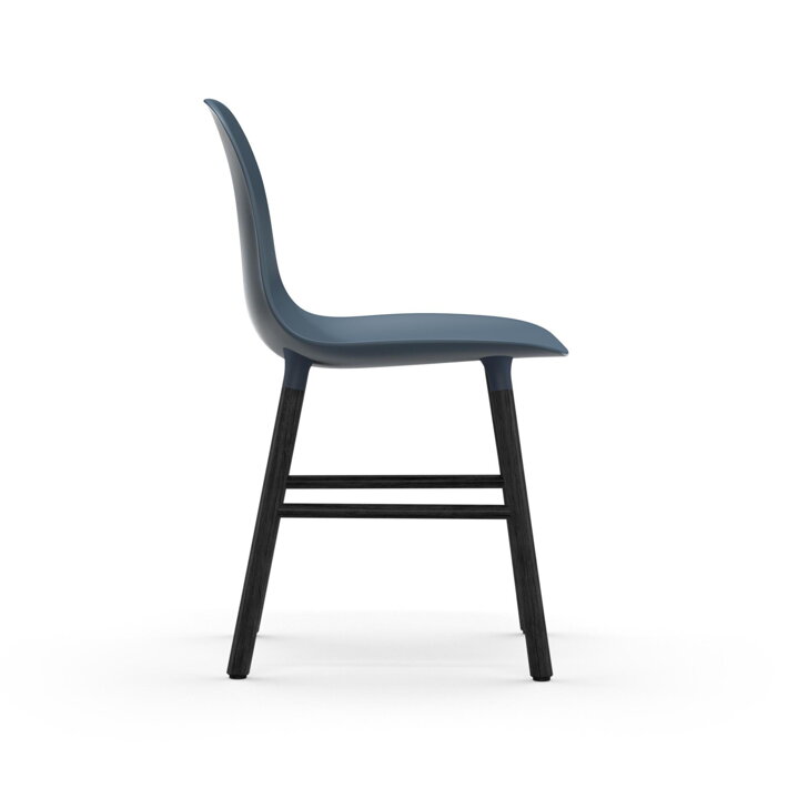 Pohľad zboku na modrú jedálenskú stoličku s čiernymi dubovými nohami
