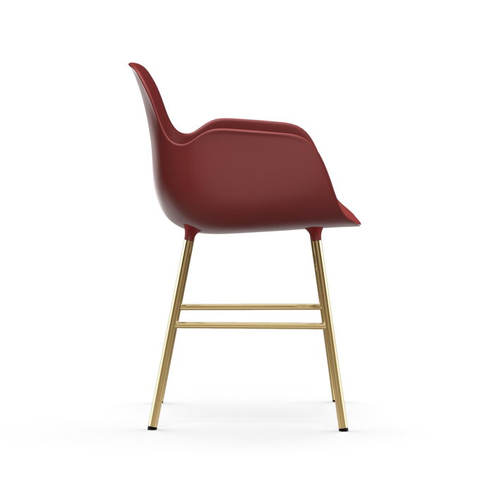 Bočný pohľad na červenú plastovú stolička s podrúčkami a s mosadznými nohami