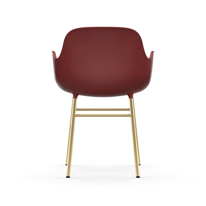 Záber zo zadu na červenú jedálenskú stolička z plastu a s mosadznými nohami 