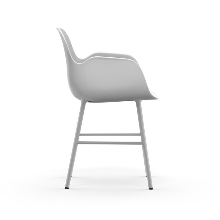 Bočný pohľad na plastovú jedálenskú stoličku s podrúčkami v bielej farbe s oceľovými nohami