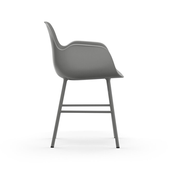 Bočný pohľad na plastovú jedálenskú stoličku s podrúčkami v sivej farbe s oceľovými nohami