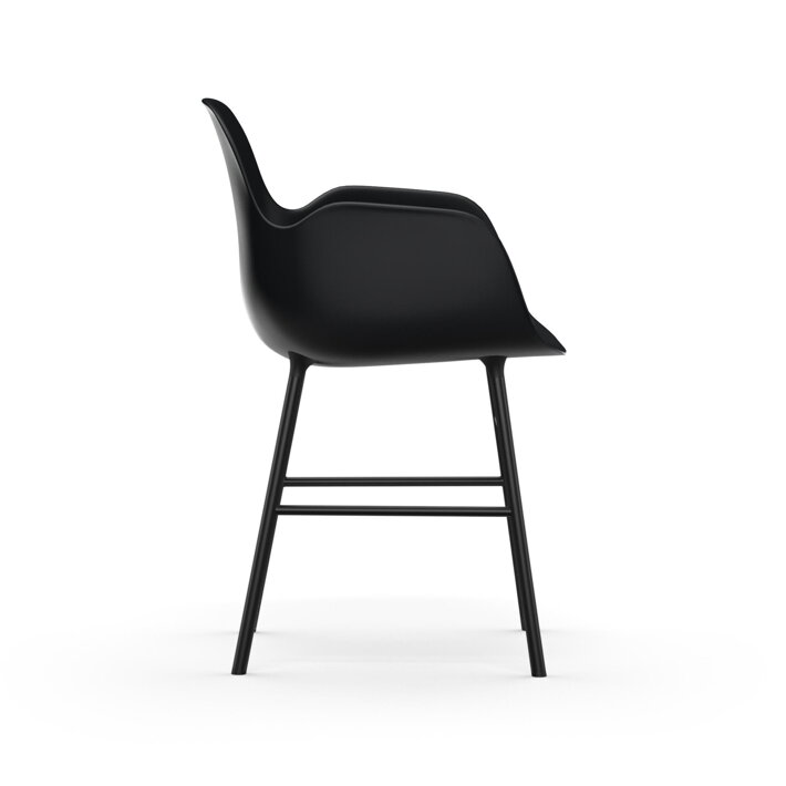 Bočný pohľad na plastovú jedálenskú stoličku s podrúčkami v čiernej farbe s oceľovými nohami