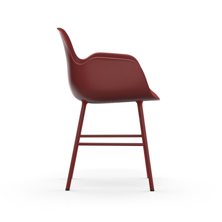 Bočný pohľad na plastovú jedálenskú stoličku s podrúčkami v červenej farbe s oceľovými nohami
