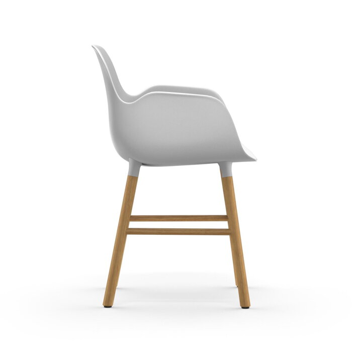 Bočný pohľad na plastovú jedálenskú stoličku s podrúčkami v bielej farbe s dubovými nohami