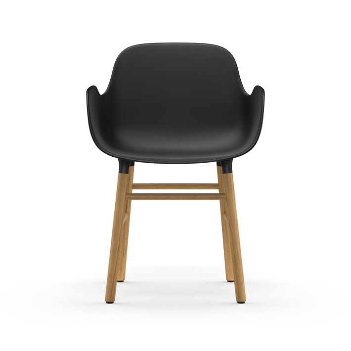 Čierna plastová jedálenská stolička s podrúčkami a s nohami z dubového dreva