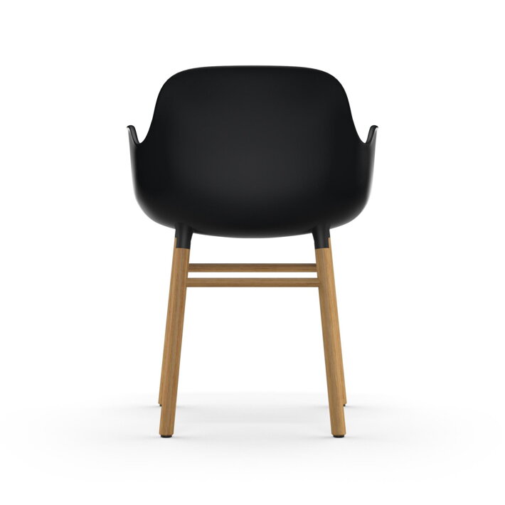 Pohľad zo zadu na plastovú jedálenskú stoličku s podrúčkami v čiernej farbe s dubovými nohami
