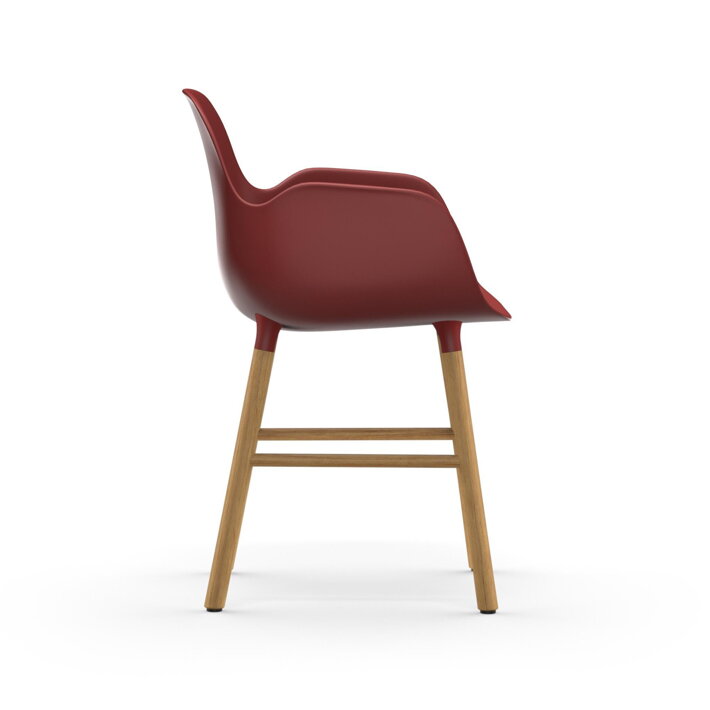 Bočný pohľad na červenú jedálenskú stolička z polypropylénu a s dubovými nohami