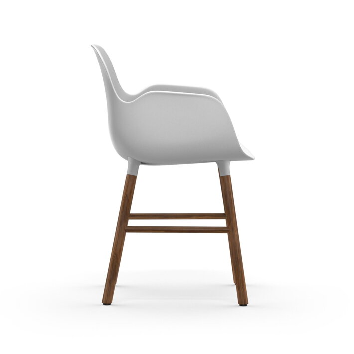 Bočný pohľad na plastovú jedálenskú stoličku s podrúčkami v bielej farbe s orechovými nohami