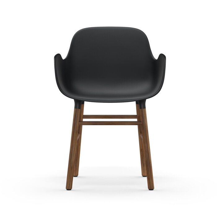 Čierna plastová jedálenská stolička s podrúčkami a s nohami z orechového dreva