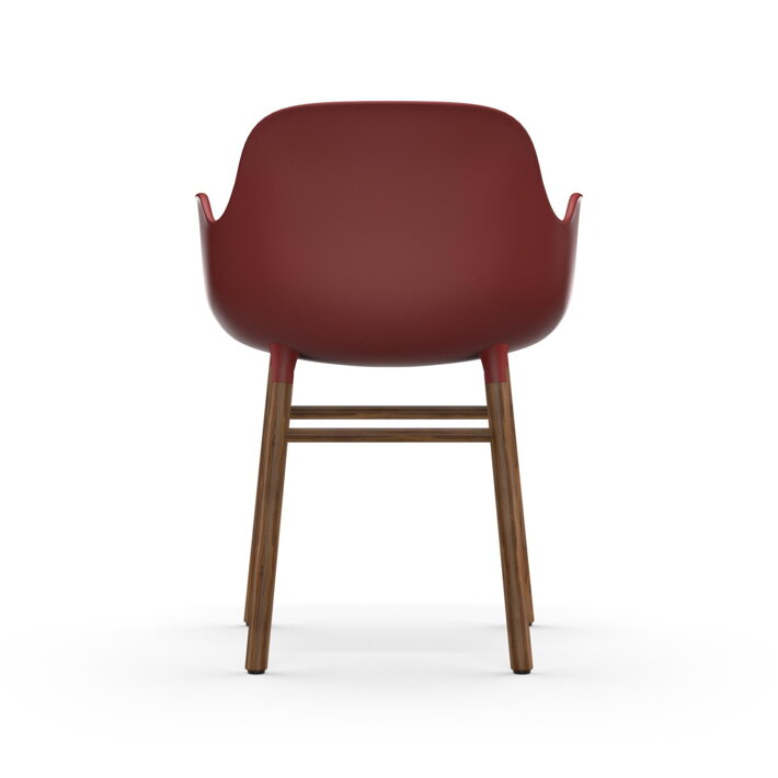 Pohľad zo zadu na plastovú jedálenskú stoličku s podrúčkami v červenej farbe a s orechovými nohami