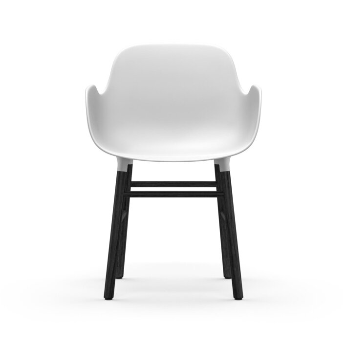 Biela plastová jedálenská stolička s podrúčkami a s čiernymi dubovými nohami 