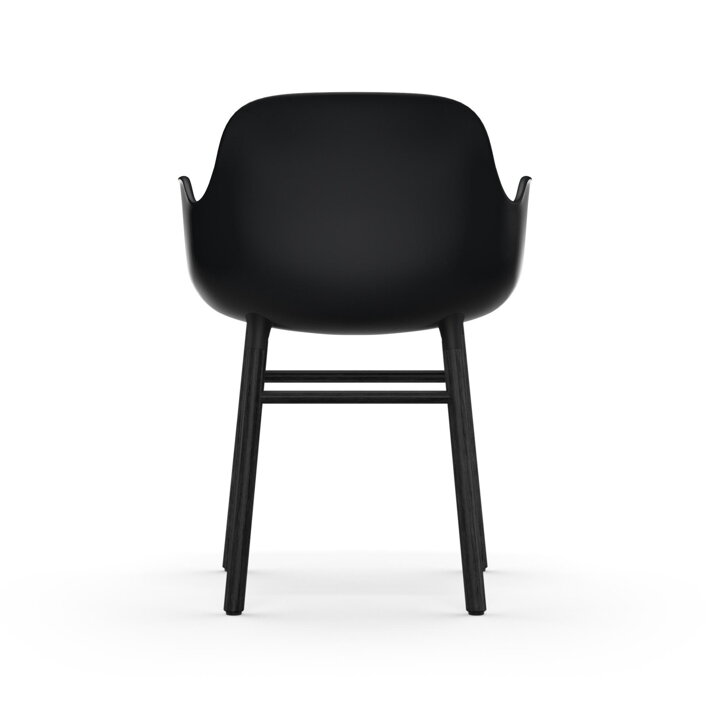 Záber zo zadu na čiernu jedálenskú stoličku s podrúčkami a s čiernymi dubovými nohami