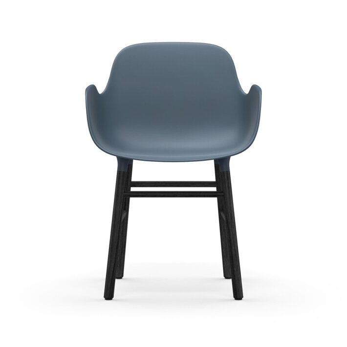 Modrá plastová stolička s podrúčkami s čiernymi dubovými nohami