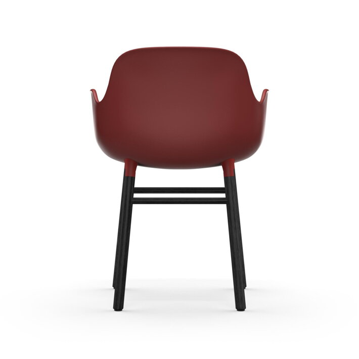 Záber zo zadu na červenú jedálenskú stoličku s podrúčkami a s čiernymi dubovými nohami