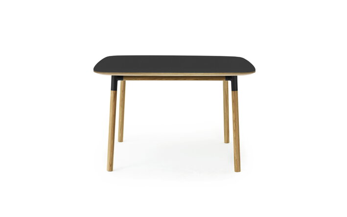 Jedálenský stôl z dubového dreva s čiernou stolovou doskou v tvare štvorca