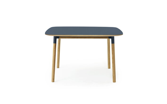 Jedálenský stôl z dubového dreva s modrou štvorcovou stolovou doskou z linolea