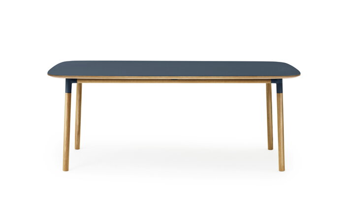 Jedálenský stôl z dubového dreva s modrou obdĺžnikovou stolovou doskou z linolea