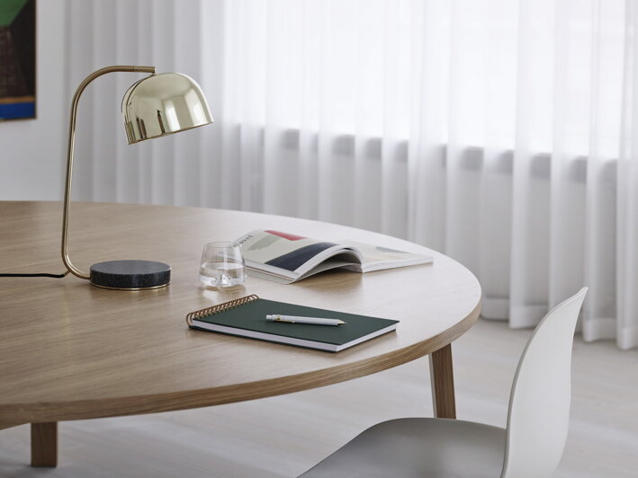 Mosadzné dizajnové stolové svietidlo v obývačke