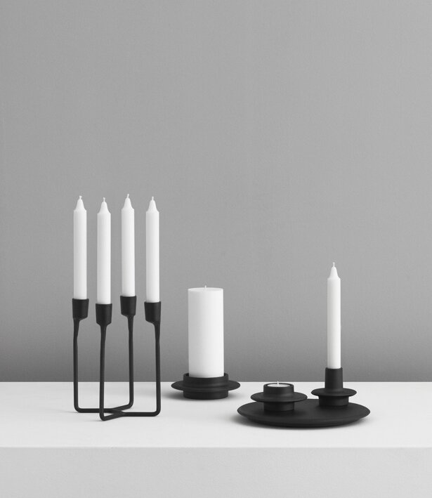 Kolekcia dizajnových svietnikov na rôzne sviečky z čiernej liatiny