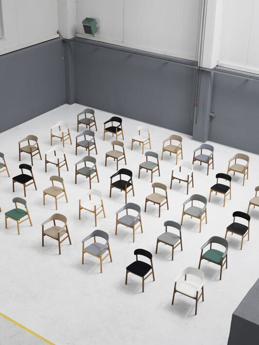 Jedálenské stoličky v rôznych farebných kombináciách v radoch za sebou